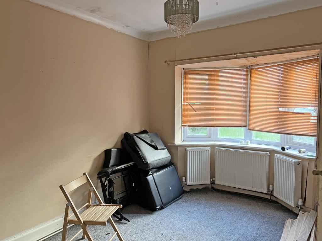 Lot: 89 - DETACHED BUNGALOW FOR IMPROVEMENT - Principle bedroom with bay window